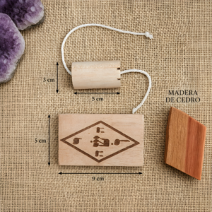 PÉNDULO DE CEDRO 5 × 3 CM + TABLITA 9 × 5 CM